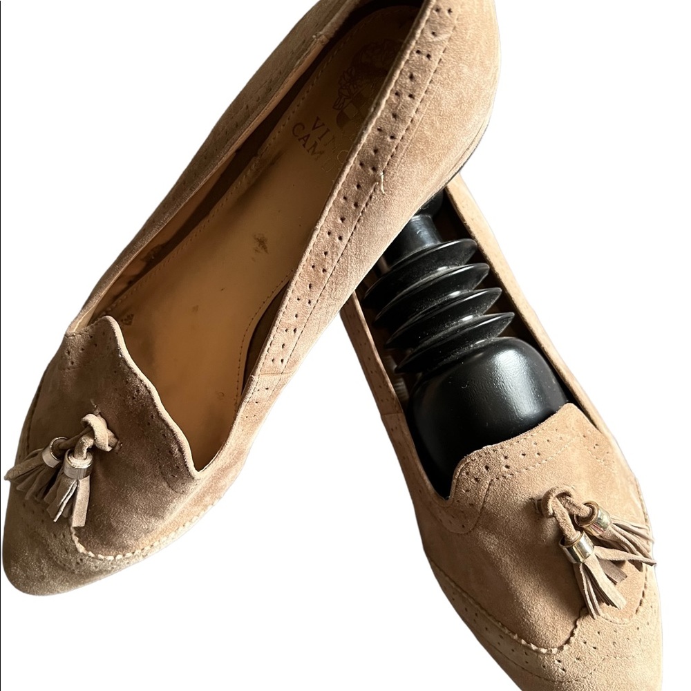 Vince Camuto sued tassel flats